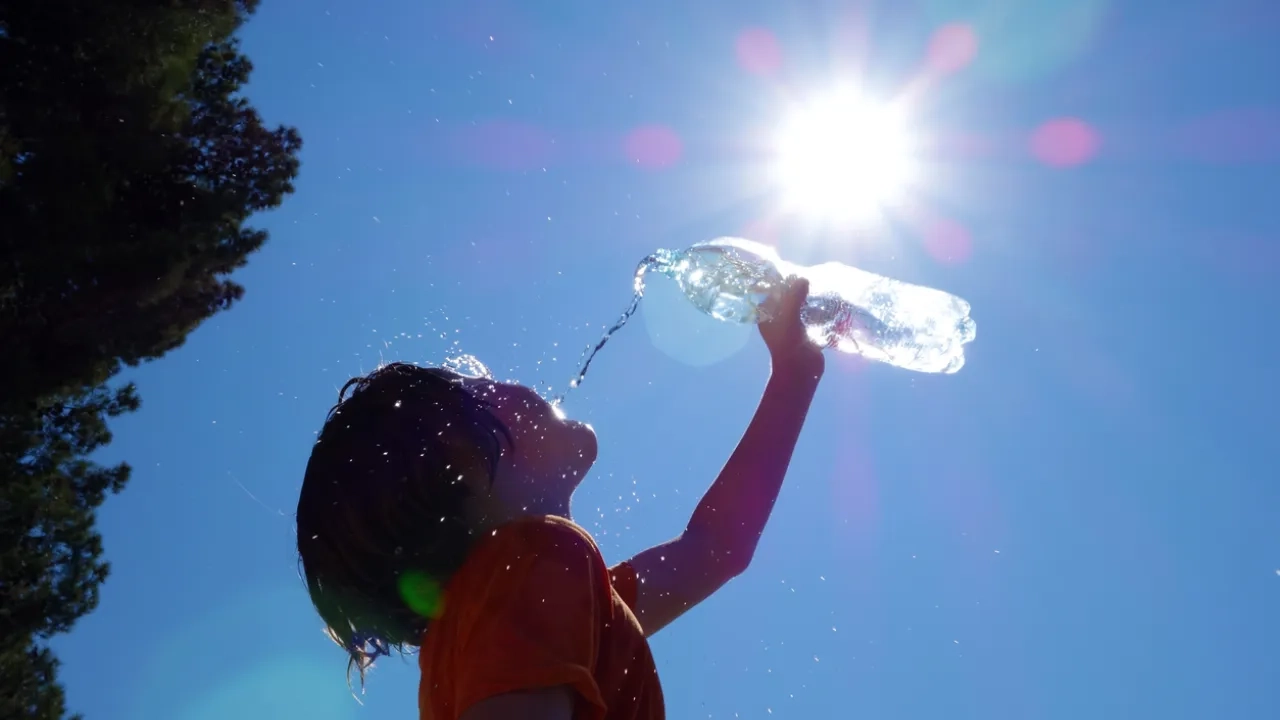 drink water on a hot day