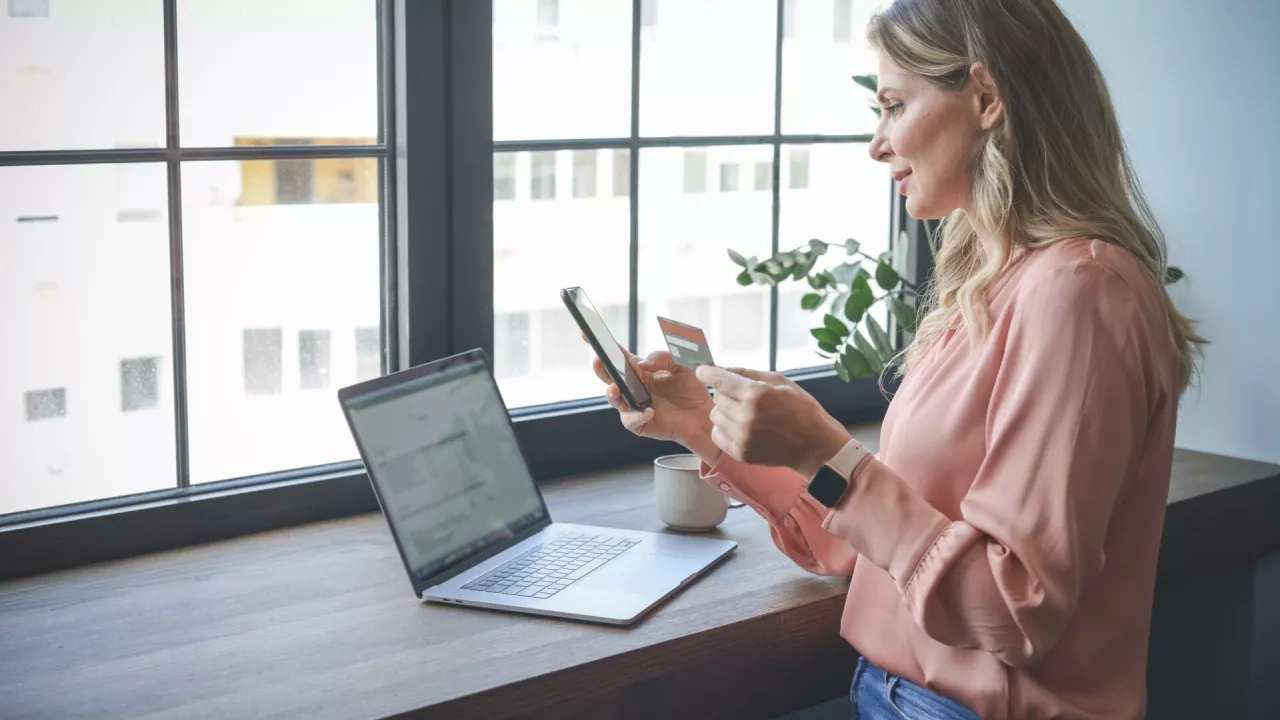 woman working in the office ( Online Shopping smart phone)