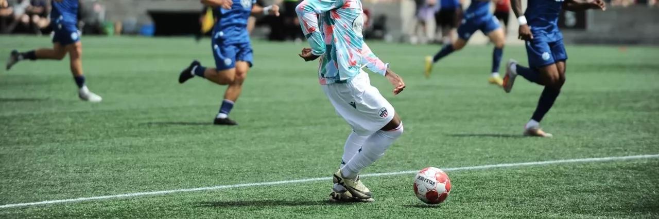 Atlético Ottawa player advances the ball down the pitch
