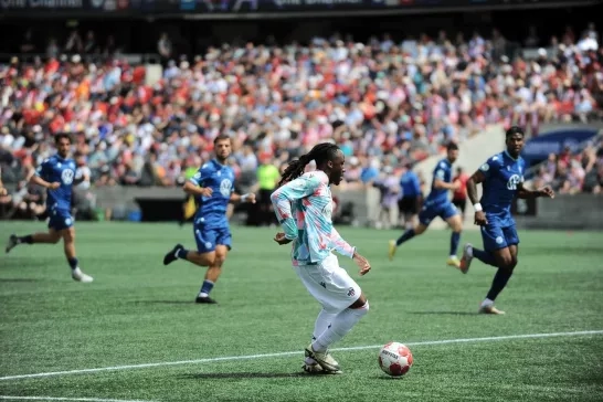 Atlético Ottawa player advances the ball down the pitch
