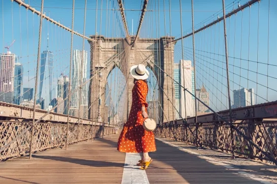 tourist on the Brooklyn Bridge