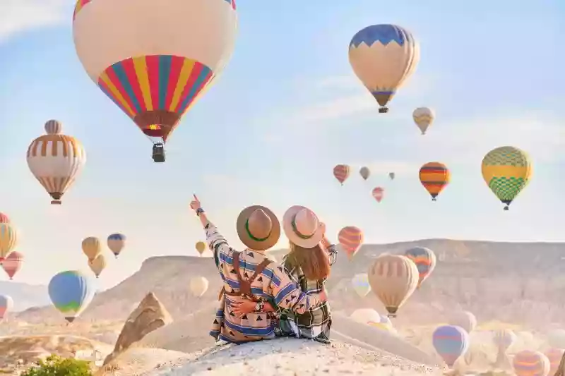 Couple watching hot air ballons in Anatolia, Kapadokya