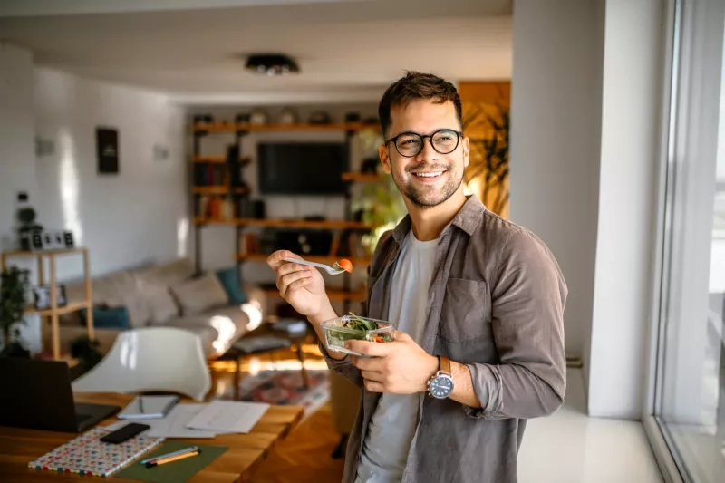 Man having a healthy lunch