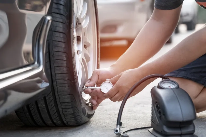 man using Tire gauge