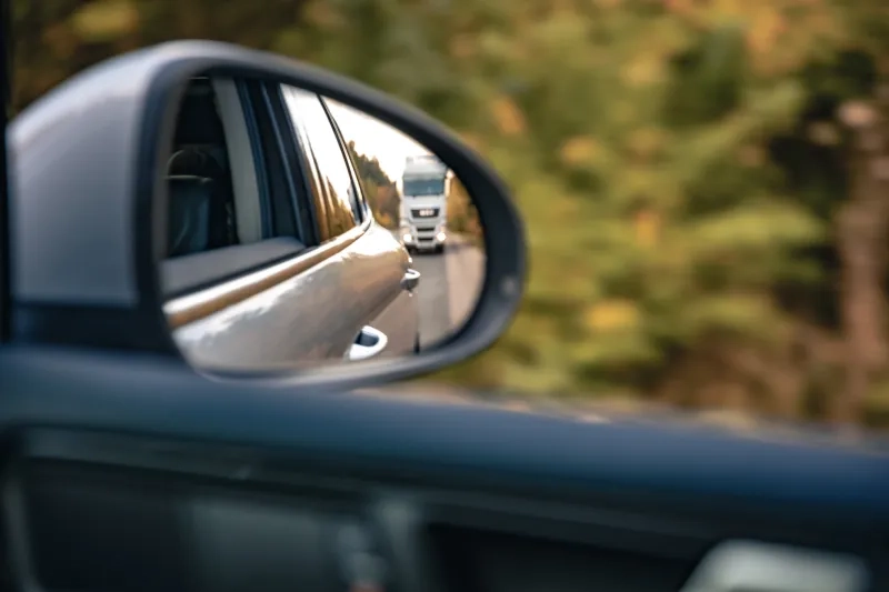 iew of the road in the car's rearview mirror