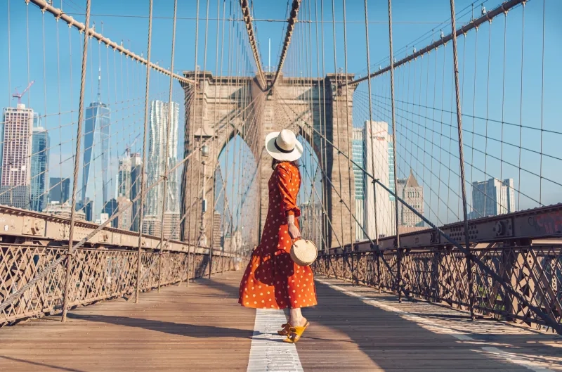 tourist on the Brooklyn Bridge