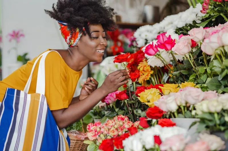 woman buying flowers at the market