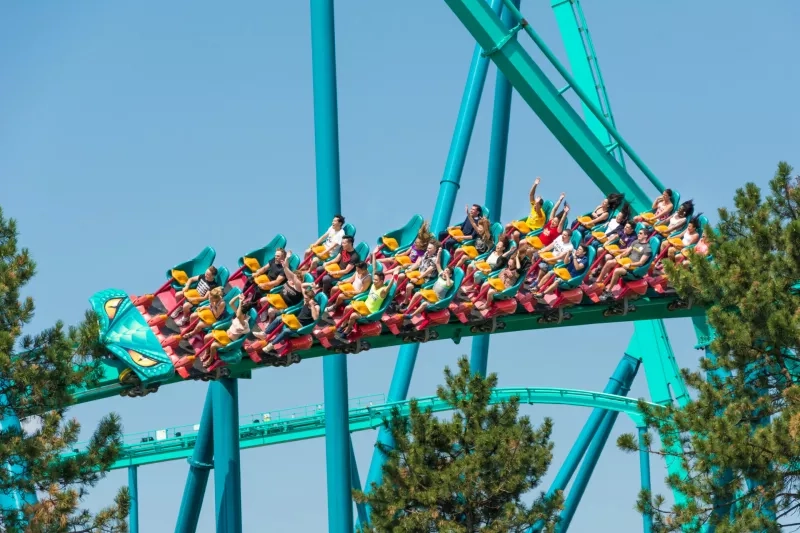 People using the Leviathan in Canada's Wonderland